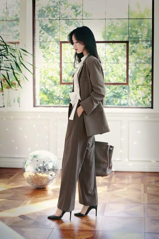 Thẩm Phán Mặc Váy Công Sở